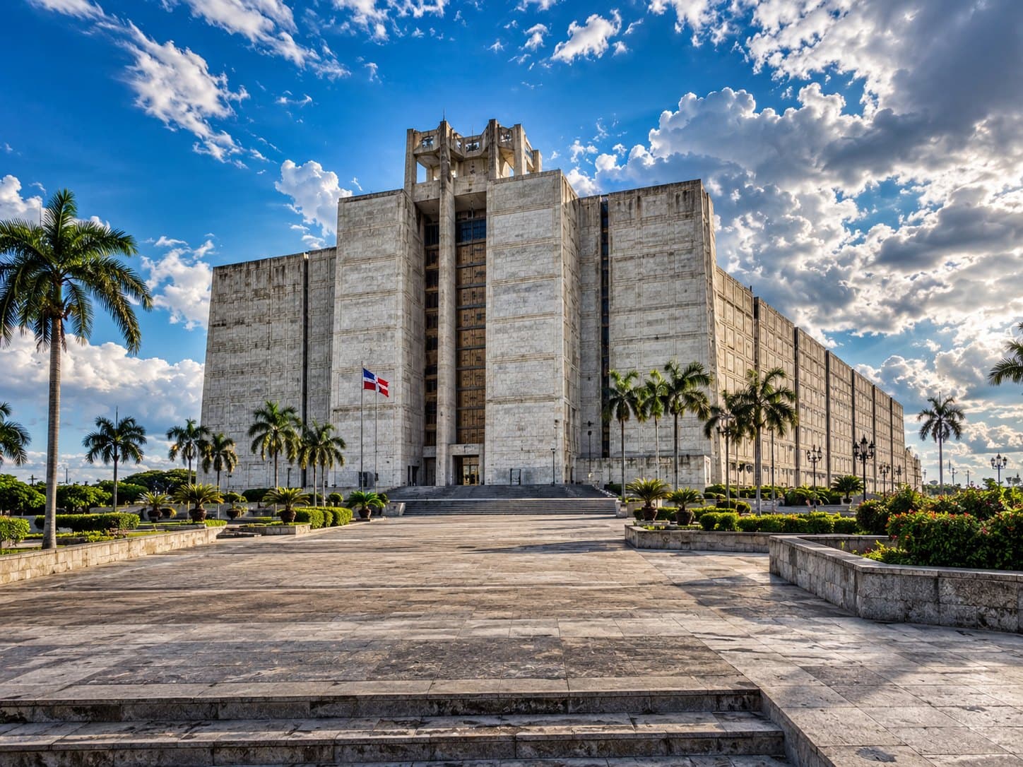 El monumento Faro a Colón con palmeras y la bandera dominicana